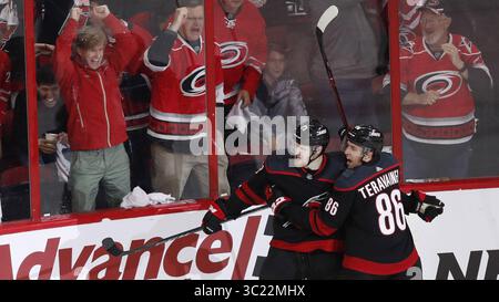 15. April 2019: Raleigh, North Carolina, USA – Warren Foegele (13) und Teuvo Teravainen (86) feiern, nachdem Foegele in der zweiten Phase des Spiels der Carolina Hurricanes gegen die Washington Capitals in der PNC Arena in Raleigh, N.C. mit 5:0 erzielte. (Kreditbild: © TNS via ZUMA Wire) Stockfoto