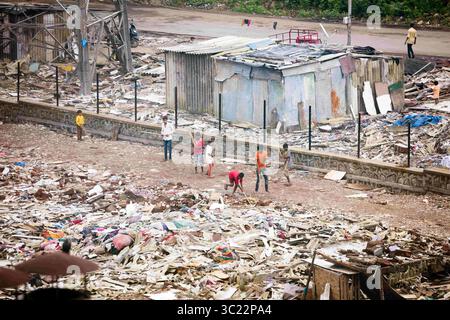 2. August 2017 - Kinder spielen in einem Slum in Airoli, Mumbai, Indien Cricket (Foto: © Chris Putnam/ZUMA Wire) Stockfoto