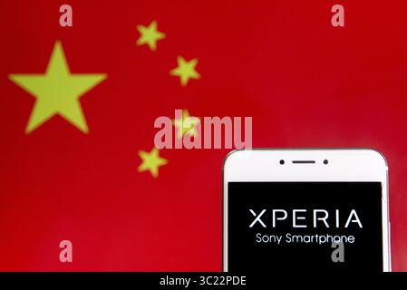 6. April 2019 – Hongkong – in dieser Fotoabbildung einer japanischen Marke von Sony Mobile für Smartphones und Tablets ist das Xperia-Logo auf einem Android-Mobilgerät mit der Flagge der Volksrepublik China im Hintergrund zu sehen. (Kreditbild: © Budrul Chukrut/SOPA Bilder via ZUMA Wire) Stockfoto