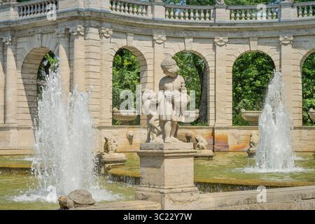 Brüderchen und Schwesterchen, Märchenbrunnen, Volkspark Friedrichshain, Bezirk Friedrichshain-Kreuzberg, Berlin, Deutschland *** kleiner Bruder und Schwester, Märchenbrunnen, Volkspark Friedrichshain, Friedrichshain Kreuzberg, Berlin, Deutschland Stockfoto