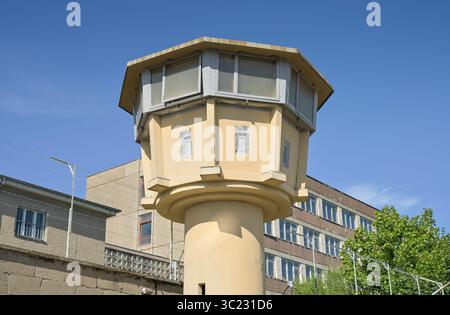 Wachturm, Stasi-Gedenkstätte, Genslerstraße, Hohenschönhausen, Lichtenberg, Berlin, Deutschland *** Wachturm, Stasi-Gedenkstätte, Genslerstraße, Hohenschönhausen, Lichtenberg, Berlin, Deutschland Stockfoto