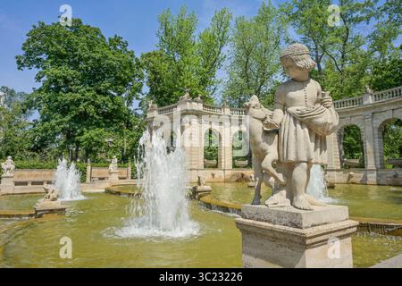 Brüderchen und Schwesterchen, Märchenbrunnen, Volkspark Friedrichshain, Bezirk Friedrichshain-Kreuzberg, Berlin, Deutschland *** kleiner Bruder und Schwester, Märchenbrunnen, Volkspark Friedrichshain, Friedrichshain Kreuzberg, Berlin, Deutschland Stockfoto