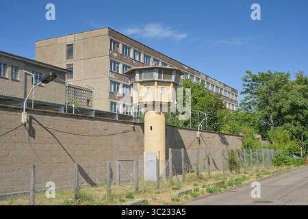 Wachturm, Stasi-Gedenkstätte, Genslerstraße, Hohenschönhausen, Lichtenberg, Berlin, Deutschland *** Wachturm, Stasi-Gedenkstätte, Genslerstraße, Hohenschönhausen, Lichtenberg, Berlin, Deutschland Stockfoto