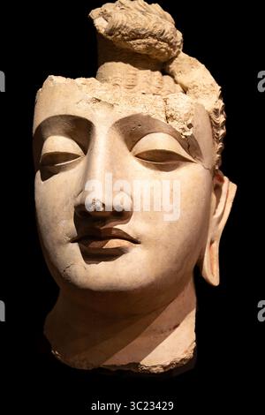 Nahaufnahme des Gesichts junger Buddhas in Ruinen aus Marmor Stockfoto