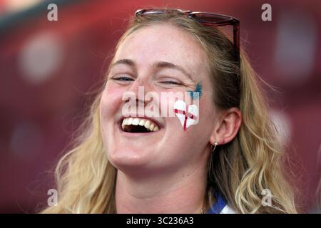 Ein Fan mit gemaltem Gesicht feiert in der Tribüne vor dem Halbfinalspiel der UEFA Women's EURO Switzerland 2025 zwischen England und Italien im Stade de Genève. Endergebnis des Spiels; England 2:1 Italien. Stockfoto