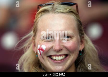 Ein Fan mit gemaltem Gesicht feiert in der Tribüne vor dem Halbfinalspiel der UEFA Women's EURO Switzerland 2025 zwischen England und Italien im Stade de Genève. Endergebnis des Spiels; England 2:1 Italien. Stockfoto