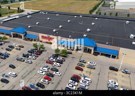 Ein großes Einzelhandelsgeschäft, erkennbar an dem prominenten Meijer-Schild, umgeben Stockfoto