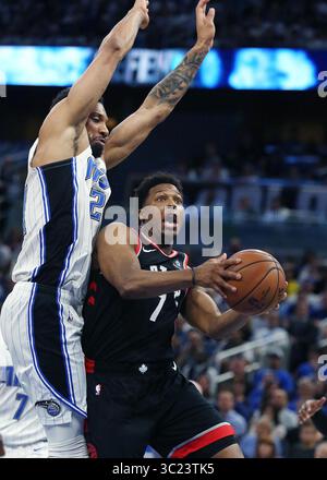 21. April 2019 - Orlando, FL, USA - der Torontochter Kyle Lowry (7) bewegt sich unter dem Orlando Magic Center Khem Birch (links) während des vierten Spiels der ersten Runde der NBA Playoffs am Sonntag, 21. April 2019 im Amway Center in Orlando, Florida (Credit Image: © TNS via ZUMA Wire) Stockfoto