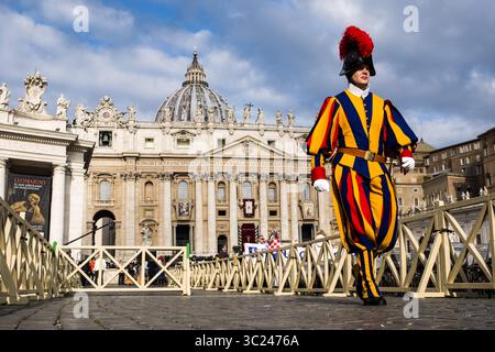 14. April 2019 - Rom, Latium, Italien - Eine Schweizer Garde während der Messe am Palmensonntag, die von Papst Franziskus auf dem Petersplatz durchgeführt wurde (Foto: © Dani Salva / Vwpics/VW Pics via ZUMA Wire) Stockfoto