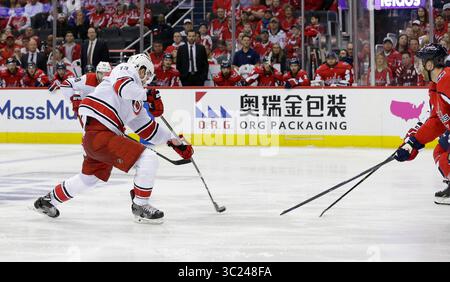 24. April 2019: Carolina Hurricanes verlässt Wing (13) Warren Foegele schießt während eines NHL-Spiels zwischen den Washington Capitals und den Carolina Hurricanes in der Capital One Arena in Washington DC. Justin Cooper/CSM (Credit Image: &Copy; Justin Cooper/CSM via ZUMA Wire) Stockfoto