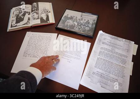 19. April 2019 - Lincolnshire, IL, USA - Mitch zeigt Kopien der letzten Briefe aus Hitlers Bunker, geschrieben von Nazi-Propagandaminister Joseph Goebbels, in seinem Haus am 19. April 2019 in Lincolnshire, Illinois (Credit Image: © TNS via ZUMA Wire) Stockfoto