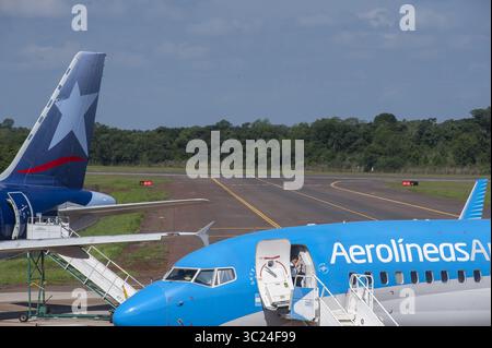 24. April 2019 - Buenos Aires, Buenos Aires, Argentinien - Passagiere kommen von der Boeing 737-800 Next Gen Registration LV-FRQ von AEROLINEAS ARGENTINAS am Flughafen IGUAZÃš in der Provinz Misiones in der Nähe eines Airbus 320 Registration LV-CQS von LAN Airlines ab. Der Flughafen ist aufgrund der nahe gelegenen IGUAZÃš-FÄLLE ein beliebtes Reiseziel für internationale Touristen. In diesem Jahr werden rund eineinhalb Millionen Passagiere befördert und Direktflüge von Europa aus angeboten. (Bild: © Patricio Murphy/ZUMA Wire) Stockfoto