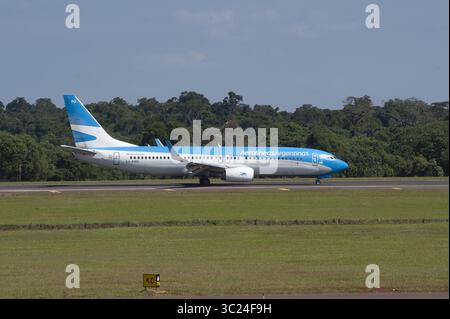 24. April 2019 - Buenos Aires, Buenos Aires, Argentinien - Eine Boeing 737-800 Next Gen Registrierung LV-FRQ von AEROLINEAS ARGENTINAS landet auf dem Flughafen IGUAZÃš in der Provinz Misiones. Der Flughafen ist aufgrund der nahe gelegenen IGUAZÃš-FÄLLE ein beliebtes Reiseziel für internationale Touristen. In diesem Jahr werden rund eineinhalb Millionen Passagiere befördert und Direktflüge von Europa aus angeboten. (Bild: © Patricio Murphy/ZUMA Wire) Stockfoto