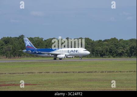 24. April 2019 - Buenos Aires, Buenos Aires, Argentinien - ein Airbus A320 mit LV-CQS von LAN Airlines landet am Flughafen IGUAZÃš in der Provinz Misiones. Der Flughafen ist aufgrund der nahe gelegenen IGUAZÃš-FÄLLE ein beliebtes Reiseziel für internationale Touristen. In diesem Jahr werden rund eineinhalb Millionen Passagiere befördert und Direktflüge von Europa aus angeboten. (Bild: © Patricio Murphy/ZUMA Wire) Stockfoto