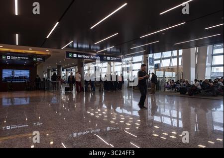 24. April 2019 - Buenos Aires, Buenos Aires, Argentinien - Passagiere gehen durch den Vorboardbereich des Flughafens Jorge Newbery (AEP) in Buenos Aires, Argentinien. (Bild: © Patricio Murphy/ZUMA Wire) Stockfoto