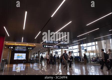 24. April 2019 - Buenos Aires, Buenos Aires, Argentinien - Passagiere gehen durch den Vorboardbereich des Flughafens Jorge Newbery (AEP) in Buenos Aires, Argentinien. (Bild: © Patricio Murphy/ZUMA Wire) Stockfoto