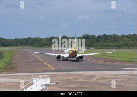 April 2019 - Buenos Aires, Buenos Aires, Argentinien - Registrierung der Boeing 737-800 LV-HFQ der Billigfluggesellschaft FLYBONDI startet vom Flughafen Iguazu. FLYBONDI, das erste Billigflugzeug in Argentinien, war nach vielen Flugunfällen in der Öffentlichkeit zu sehen, bei denen dieses Flugzeug am 4. März 2019 aufgrund einer Fehlfunktion des Fahrwerks nach nur zehn Minuten in der Luft landen musste. Die LV-HFQ, auch Max genannt, ist angeblich 15 Jahre alt und gehörte 22 Fluggesellschaften, bevor sie von FLYBONDI gekauft wurden. (Bild: © Patricio Murphy/ZUMA Wire) Stockfoto
