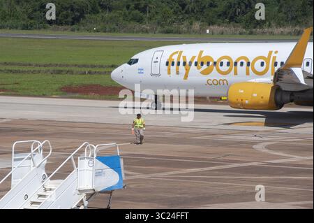 April 2019 - Buenos Aires, Buenos Aires, Argentinien - Registrierung der Boeing 737-800 LV-HFQ der Billigfluggesellschaft FLYBONDI startet vom Flughafen Iguazu. FLYBONDI, das erste Billigflugzeug in Argentinien, war nach vielen Flugunfällen in der Öffentlichkeit zu sehen, bei denen dieses Flugzeug am 4. März 2019 aufgrund einer Fehlfunktion des Fahrwerks nach nur zehn Minuten in der Luft landen musste. Die LV-HFQ, auch Max genannt, ist angeblich 15 Jahre alt und gehörte 22 Fluggesellschaften, bevor sie von FLYBONDI gekauft wurden. (Bild: © Patricio Murphy/ZUMA Wire) Stockfoto