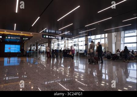 24. April 2019 - Buenos Aires, Buenos Aires, Argentinien - Passagiere gehen durch den Vorboardbereich des Flughafens Jorge Newbery (AEP) in Buenos Aires, Argentinien. (Bild: © Patricio Murphy/ZUMA Wire) Stockfoto