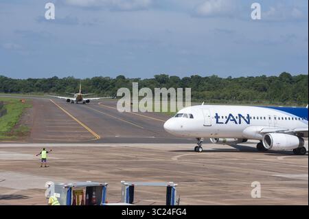 24. April 2019 - Buenos Aires, Buenos Aires, Argentinien - eine Airbus A320-Registrierung LV-CQS von LAN Airlines Parks nach der Landung auf dem Flughafen IGUAZÃš in der Provinz Misiones als Boeing 737-800 von FLYBONDI zum Start. Der Flughafen ist aufgrund der nahe gelegenen IGUAZÃš-FÄLLE ein beliebtes Reiseziel für internationale Touristen. In diesem Jahr werden rund eineinhalb Millionen Passagiere befördert und Direktflüge von Europa aus angeboten. (Bild: © Patricio Murphy/ZUMA Wire) Stockfoto