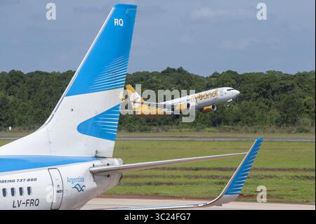 24. April 2019 - Buenos Aires, Buenos Aires, Argentinien - das Schweif der Boeing 737-800-Registrierung LV-FRQ von AEROLINEAS ARGENTINAS wird als ähnliches Flugzeug angesehen. Die Registrierung LV-HFQ der Billigfluggesellschaft FLYBONDI startet vom Flughafen Iguazu. FLYBONDI, das erste Billigflugzeug in Argentinien, war nach vielen Flugunfällen in der Öffentlichkeit zu sehen, bei denen dieses Flugzeug am 4. März 2019 aufgrund einer Fehlfunktion des Fahrwerks nach nur zehn Minuten in der Luft landen musste. Die LV-HFQ, auch Max genannt, ist angeblich 15 Jahre alt und war vor kurzem im Besitz von 22 Fluggesellschaften Stockfoto