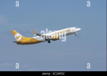 April 2019 - Buenos Aires, Buenos Aires, Argentinien - Registrierung der Boeing 737-800 LV-HFQ der Billigfluggesellschaft FLYBONDI startet vom Flughafen Iguazu. FLYBONDI, das erste Billigflugzeug in Argentinien, war nach vielen Flugunfällen in der Öffentlichkeit zu sehen, bei denen dieses Flugzeug am 4. März 2019 aufgrund einer Fehlfunktion des Fahrwerks nach nur zehn Minuten in der Luft landen musste. Die LV-HFQ, auch Max genannt, ist angeblich 15 Jahre alt und gehörte 22 Fluggesellschaften, bevor sie von FLYBONDI gekauft wurden. (Bild: © Patricio Murphy/ZUMA Wire) Stockfoto