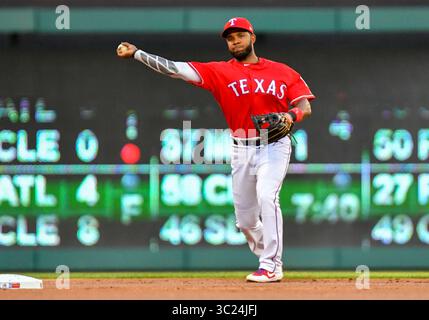 20. April 2019: Texas Rangers Shortstop Elvis Andrus #1 macht einen Sprung zur ersten Basis während eines MLB-Spiels zwischen den Houston Astros und den Texas Rangers im Globe Life Park in Arlington, Texas, besiegte Houston 9-4 Albert Pena/CSM. (Credit Image: &Copy; Albert Pena/CSM via ZUMA Wire) Stockfoto