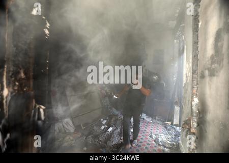 Bagdad, Irak. Juli 2025. Ein Mann läuft durch Rauch in einem Haus nach einem Brand in Bagdad, Irak, am 23. Juli 2025. Am Mittwoch brach in einem Zivilhaus im Osten Bagdads ein Feuer aus, bei dem mindestens vier Menschen getötet und zwei weitere schwer verletzt wurden, sagte das irakische Innenministerium gegenüber Xinhua. Quelle: Khalil Dawood/Xinhua/Alamy Live News Stockfoto