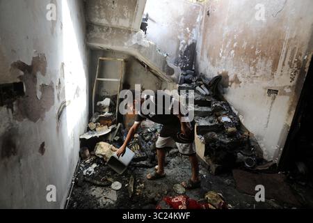 Bagdad, Irak. Juli 2025. Ein Mann versucht, Gegenstände in einem Haus nach einem Brand in Bagdad, Irak, am 23. Juli 2025 zu sammeln. Am Mittwoch brach in einem Zivilhaus im Osten Bagdads ein Feuer aus, bei dem mindestens vier Menschen getötet und zwei weitere schwer verletzt wurden, sagte das irakische Innenministerium gegenüber Xinhua. Quelle: Khalil Dawood/Xinhua/Alamy Live News Stockfoto
