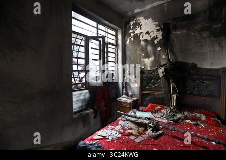 Bagdad. Juli 2025. Das Foto vom 23. Juli 2025 zeigt das Schlafzimmer eines Hauses nach einem Brand in Bagdad, Irak. Am Mittwoch brach in einem Zivilhaus im Osten Bagdads ein Feuer aus, bei dem mindestens vier Menschen getötet und zwei weitere schwer verletzt wurden, sagte das irakische Innenministerium gegenüber Xinhua. Quelle: Khalil Dawood/Xinhua/Alamy Live News Stockfoto