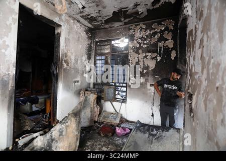 Bagdad, Irak. Juli 2025. Ein Mann wird in einem Haus nach einem Brand in Bagdad, Irak, am 23. Juli 2025 gesehen. Am Mittwoch brach in einem Zivilhaus im Osten Bagdads ein Feuer aus, bei dem mindestens vier Menschen getötet und zwei weitere schwer verletzt wurden, sagte das irakische Innenministerium gegenüber Xinhua. Quelle: Khalil Dawood/Xinhua/Alamy Live News Stockfoto