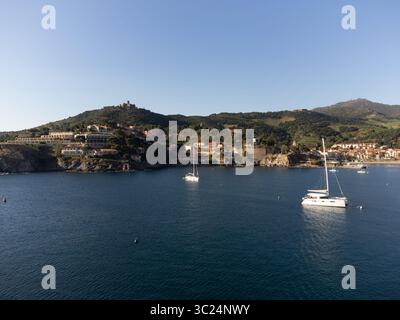 Blick auf das Meer mit Stränden und farbenfrohen Häusern von Collioure, Cote Vermeille, Pyrenäen-Orientales, Okzitanien, Frankreich. Sommerferien, blau Stockfoto
