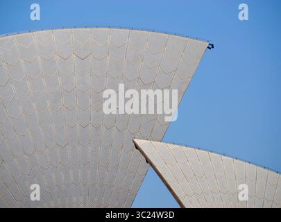 Berühmte segelförmige Dachgipfel am Sydney Opera House sind weiß vor einem wolkenlosen australischen blauen Himmel und mit kleinen weißen Fliesen bedeckt Stockfoto