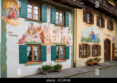 Mittenwald liegt im Stadtteil Garmisch-Partenkirchen, ist Deutschlands höchstes Klima-Heilbad und ist berühmt für die traditionelle Kunst der Stadt Stockfoto