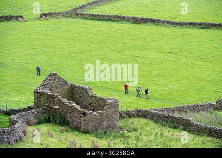 14. September 2015 – England, Vereinigtes Königreich – Touristen, die durch die Yorkshire Dales in Yorkshire, England, Vereinigtes Königreich spazieren (Bild: © Edwin Remsberg / Vwpics/VW Pics Via ZUMA Wire) Stockfoto