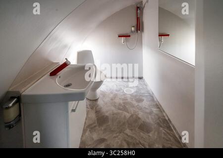 28. Juni 2016 - Stockholm, Schweden - Stockholm, Arlanda, Schweden - Ein Badezimmer im Jumbo Stay (Jumbohostel), einem Hostel, das ein umgebautes Boeing 747-Flugzeug ist. Es befindet sich am Eingang zum Flughafen Stockholm Arlanda. (Kreditbild: © Edwin Remsberg / Vwpics/VW Pics via ZUMA Wire) Stockfoto