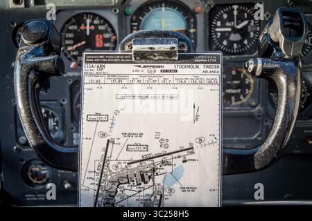 28. Juni 2016 - Stockholm, Schweden - Stockholm, Arlanda, Schweden - die alten Steuerungen im Cockpitraum des Jumbo Stay (Jumbohostel), einer Herberge, die ein umgebautes Flugzeug der Boeing 747 ist. Es befindet sich am Eingang zum Flughafen Stockholm Arlanda. (Kreditbild: © Edwin Remsberg / Vwpics/VW Pics via ZUMA Wire) Stockfoto