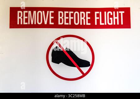 28. Juni 2016 - Stockholm, Schweden - Stockholm, Arlanda, Schweden - Ein Schild zum Entfernen von Schuhen im Jumbo Stay (Jumbohostel), einem Hostel, das ein umgebautes Flugzeug der Boeing 747 ist. Es befindet sich am Eingang zum Flughafen Stockholm Arlanda. (Kreditbild: © Edwin Remsberg / Vwpics/VW Pics via ZUMA Wire) Stockfoto