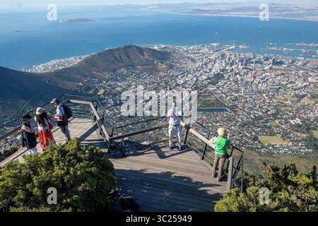 15. Februar 2017 - Kapstadt, Westkap, Südafrika - Touristen fotografieren den City Bowl von Kapstadt, Südafrika. Von der Spitze des Tafelbergs aus gesehen. (Kreditbild: © Edwin Remsberg / Vwpics/VW Pics via ZUMA Wire) Stockfoto