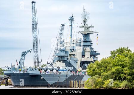 26. Juli 2017 - Wilmington, North Carolina, USA - die mächtige USS North Carolina, die am Cape Fear in Wilmington, North Carolina, vor Anker liegt, wartet auf Touristen und Einheimische gleichermaßen, um ihre Terrasse zu Fuß zu gehen (Foto: © Edwin Remsberg / Vwpics/VW Pics Via ZUMA Wire) Stockfoto