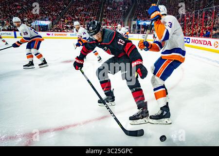 Carolina Hurricanes verließ Warren Foegele (13) während des NHL Stanley Cup Playoff Spiels zwischen den New York Islanders und den Carolina Hurricanes am 1. Mai 2019 in der PNC Arena in Raleigh, NC. Jacob Kupferman/CSM(Kreditbild: &Copy; Jacob Kupferman/CSM via ZUMA Wire) Stockfoto