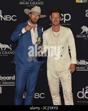 1. Mai 2019 - Las Vegas, NV, USA - LAS VEGAS, NEVADA - 01. MAI: (L-R) Brian Kelley und Tyler Hubbard von Florida Georgia Line posieren mit dem Preis für den Top Country Song für „Med to Be“ im Presseraum während der Billboard Music Awards 2019 in der MGM Grand Garden Arena am 1. Mai 2019 in Las Vegas, Nevada. Foto: ImageSPACE (Foto: © Imagespace via ZUMA Wire) Stockfoto