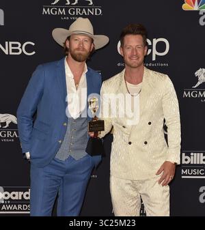 1. Mai 2019 - Las Vegas, NV, USA - LAS VEGAS, NEVADA - 01. MAI: (L-R) Brian Kelley und Tyler Hubbard von Florida Georgia Line posieren mit dem Preis für den Top Country Song für „Med to Be“ im Presseraum während der Billboard Music Awards 2019 in der MGM Grand Garden Arena am 1. Mai 2019 in Las Vegas, Nevada. Foto: ImageSPACE (Foto: © Imagespace via ZUMA Wire) Stockfoto