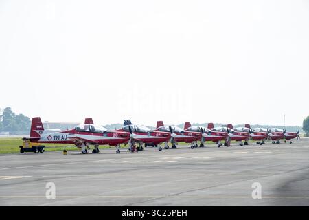 Bali, 18. September 2024: Flugzeuge des Jupiter Aerobatic Teams der indonesischen Luftwaffe stehen während der Bali International Airshow 2024 auf dem Vorfeld an. Stockfoto