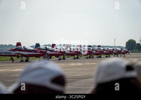 Bali, 18. September 2024: Flugzeuge des Jupiter Aerobatic Teams der indonesischen Luftwaffe stehen während der Bali International Airshow 2024 auf dem Vorfeld an. Stockfoto
