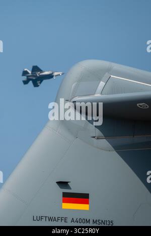 Bali, 20. September 2024: Eine F-35 führt während der Bali Airshow einen Vorbeiflug am Heck eines deutschen Luftwaffe Airbus A400M durch Stockfoto