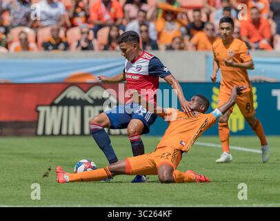 Am 4. Mai 2019 spielten Edwin Cerrillo (33) und Oscar Boniek Garcia (27) im BBVA Compass Stadium in Houston, Texas, Mittelfeldspieler des FC Dallas gegen Houston Dynamo. In der Halbzeit führt Houston Dynamo FC Dallas 1-0 Maria Lysaker / CSM(Credit Image: &Copy; Maria Lysaker/CSM via ZUMA Wire) Stockfoto