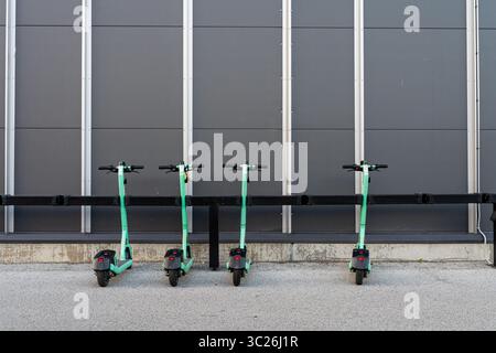 Bolt Elektroroller wurden in Tallinn, Estland, angemietet, um einen nachhaltigen Stadtverkehr zu fördern Stockfoto