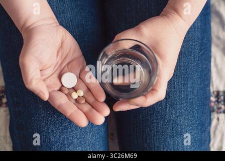 Pillen Mit Medizin, Sucht Zu Ergänzungen Und Überdosis, Medikamentenverordnung, Apotheke Tabletten, Gesundheitswesen Und Behandlung Stockfoto