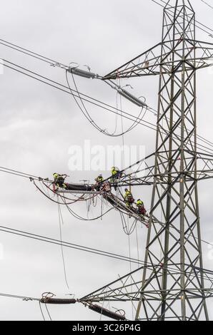 Elektroingenieure aus Kier, die Wartungsarbeiten an Freileitungen/Pylonen in Southampton, Hampshire, England, durchführen Stockfoto
